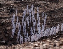 Los modelos desnudos posaron en unas colinas pedregosas frente al lago en Arad, Israel. AFP/M. Kahana