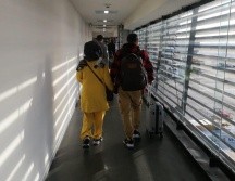 La pareja de Afganistán a su llegada al aeropuerto mexicano. TWITTER@INAMI_mx