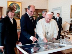 Francisco es un gran aficionado del futbol, y ahora cuenta con un nuevo jersey de la estrella argentina, Lio Messi. EFE / Vatican Media