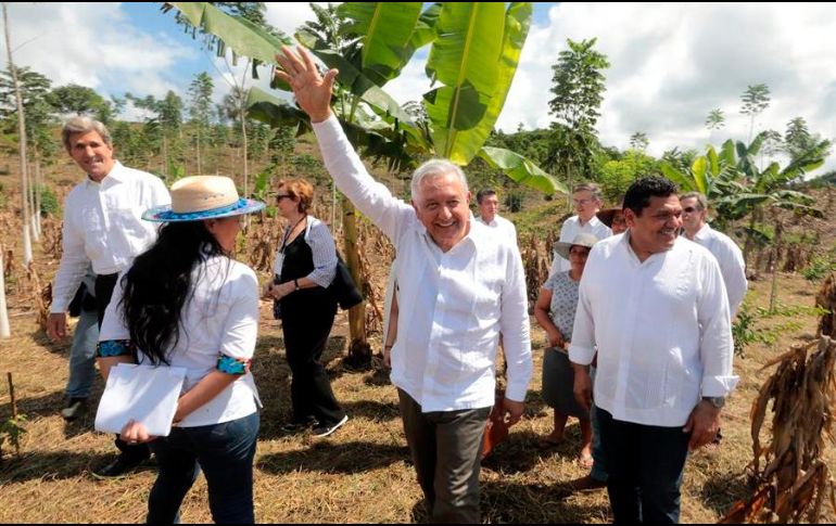 El Presidente Andrés Manuel López Obrador (c), y el enviado especial de los Estados Unidos para el Clima, John Kerry (i) durante una reunión de trabajo en Palenque. EFE/Presidencia
