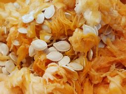 Lavar y tostar las semillas de calabaza es otra manera de aprovechar este rico ingrediente. ESPECIAL/Photo by Shaun Holloway on Unsplash