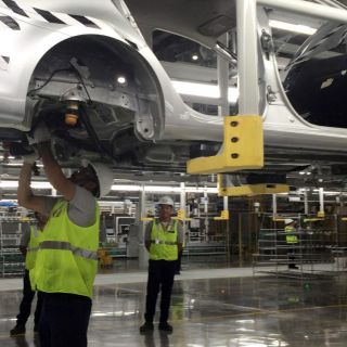 México, a dos décadas de distancia de EU en sueldos de la industria automotriz