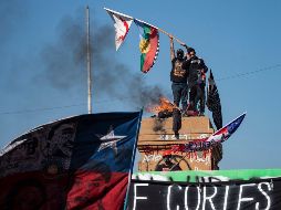 En Santiago, Chile, se concentró la mayoría de los disturbios registrados a nivel nacional con barricadas, ataques a una comisaría y saqueos de tiendas y oficinas públicas. AFP / ARCHIVO