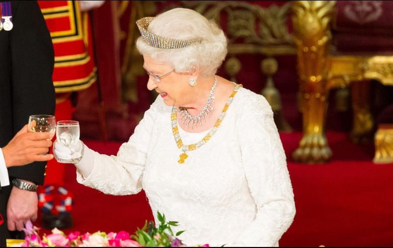 Los médicos aconsejan a la reina Isabel II de abstenerse de tomar alcohol excepto en ocasiones espaciales para mantenerte saludable. AP / ARCHIVO