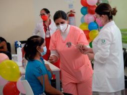 El país, que acumula 130.6 millones de vacunas obtenidas de diversos fármacos, recibirá esta semana otras 9.3 millones, el mayor suministro de dosis para un periodo similar, asegura López-Gatell. EFE / C. López