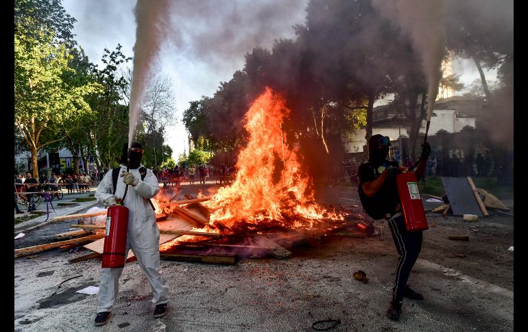 Protestantes encienden fuego junto a barricada durante las manifestaciones en Chile. AFP / ARCHIVO