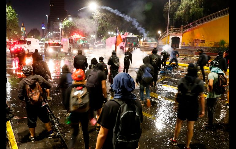Manifestantes se enfrentan a la policía en Santiago, Chile. EFE / ARCHIVO