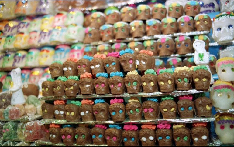 Comestible, colorida y alegre, la figura de un cráneo revestido de dulce, conocido como la calaverita de azúcar, se ha convertido en una de las artesanías más icónicas del país. NTX / ARCHIVO