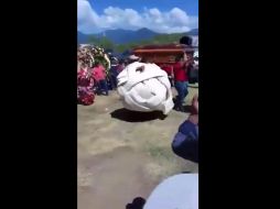 En las imágenes difundidas en redes sociales se observa a la botarga de queso Oaxaca bailando al son de la banda, como es tradicional en algunas regiones de México durante los funerales. TWITTER