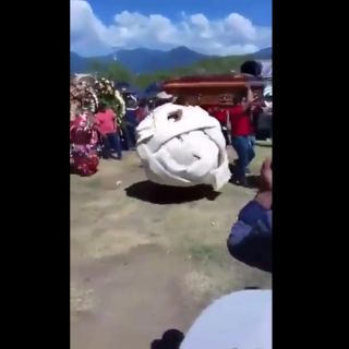 Viral: Con botarga de queso Oaxaca en funeral despiden entre bailes a dueño de cremería