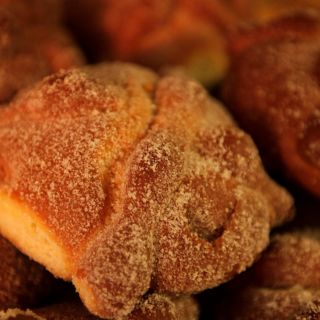 Aprende a hacer tu propio Pan de Muerto y celebra el Día de Muertos con este tradicional pan mexicano