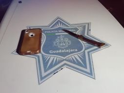 Al momento de ser detenidos, policías les aseguraron una navaja y el teléfono de la víctima. ESPECIAL /