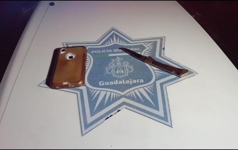 Al momento de ser detenidos, policías les aseguraron una navaja y el teléfono de la víctima. ESPECIAL /