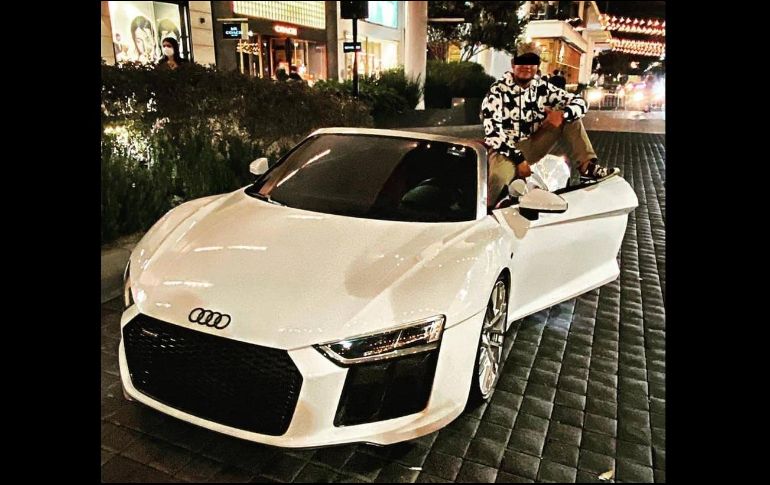 Entre sus excentricidades, Juan Ríos portaba armas y gustaba de publicar también grabaciones donde lucía sus costosos autos en exhibiciones y videos musicales. FACEBOOK / Jr Ribers