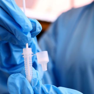 Reino Unido ''vigila muy de cerca'' nueva variante de COVID-19