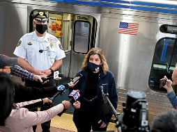 Leslie Richards y Thomas Nestel III, gerente y jefe de policía de la Autoridad de Transportes del Sureste de Pensilvania, respectivamente, informaron ayer a los medios sobre el caso desde una plataforma del tren en Filadelfia, Pensilvania. AP/The Philadelphia Inquirer/T. Gralish