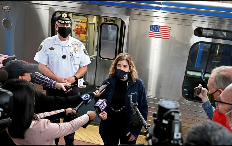Leslie Richards y Thomas Nestel III, gerente y jefe de policía de la Autoridad de Transportes del Sureste de Pensilvania, respectivamente, informaron ayer a los medios sobre el caso desde una plataforma del tren en Filadelfia, Pensilvania. AP/The Philadelphia Inquirer/T. Gralish