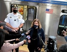 Leslie Richards y Thomas Nestel III, gerente y jefe de policía de la Autoridad de Transportes del Sureste de Pensilvania, respectivamente, informaron ayer a los medios sobre el caso desde una plataforma del tren en Filadelfia, Pensilvania. AP/The Philadelphia Inquirer/T. Gralish