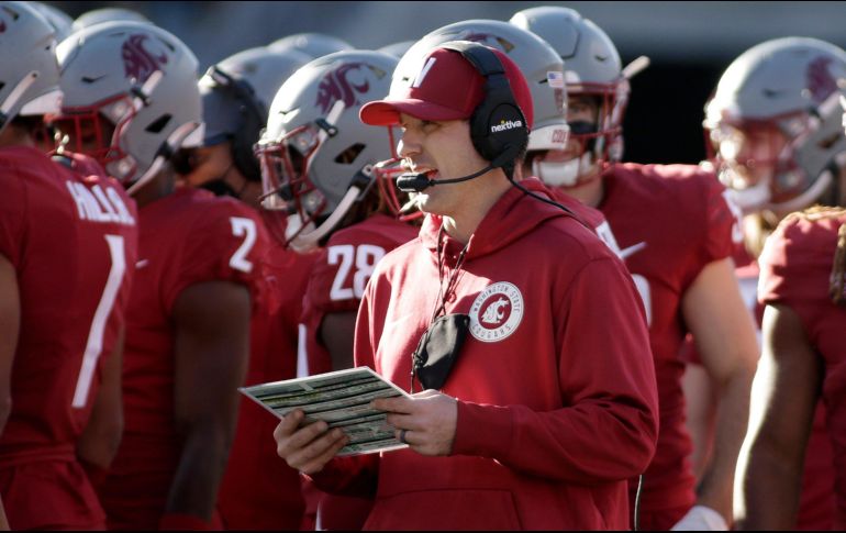 El coordinador de la defensa Jake Dickert (c) asumirá como técnico interino del equipo de futbol americano universitario de Washington State. AP/ARCHIVO