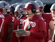 El coordinador de la defensa Jake Dickert (c) asumirá como técnico interino del equipo de futbol americano universitario de Washington State. AP/ARCHIVO
