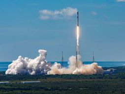 De concretarse el 31 de octubre el despegue de la cápsula Dragon de SpaceX, en la cúspide de un cohete reutilizable Falcon 9, la nave llegaría a primeras horas del 1 de noviembre al laboratorio orbital, donde aguardarán los integrantes de la misión Crew-2 y quienes llegaron en abril a la EEI. EFE/ARCHIVO