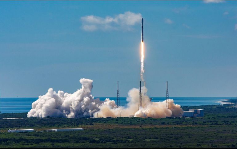 De concretarse el 31 de octubre el despegue de la cápsula Dragon de SpaceX, en la cúspide de un cohete reutilizable Falcon 9, la nave llegaría a primeras horas del 1 de noviembre al laboratorio orbital, donde aguardarán los integrantes de la misión Crew-2 y quienes llegaron en abril a la EEI. EFE/ARCHIVO