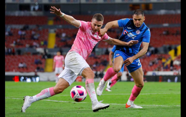 PEGAJOSO. Pablo Aguilar nunca se despegó de Furch e influyó en que el ariete no tuviera su noche. IMAGO7