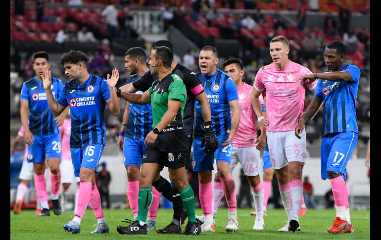 POLÉMICA. El silbante había marcado la pena máxima, pero tras revisar en el VAR, anuló la marcación. IMAGO7