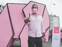 Álvaro Cuevas. El artista posa mostrando la huella que plasmó en la intervención del “Elefante”. El Informador/ G. Gallo