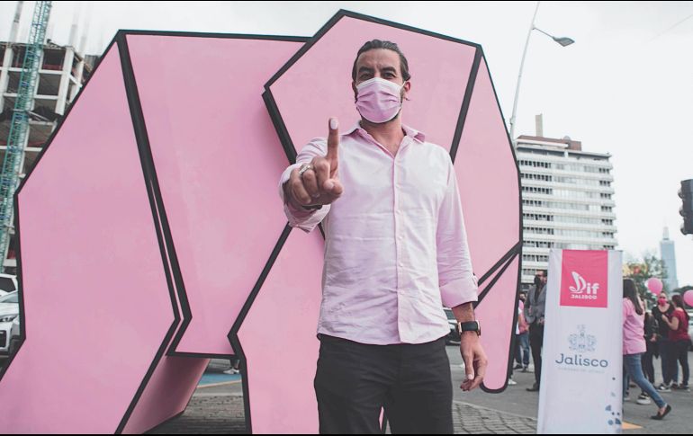 Álvaro Cuevas. El artista posa mostrando la huella que plasmó en la intervención del “Elefante”. El Informador/ G. Gallo