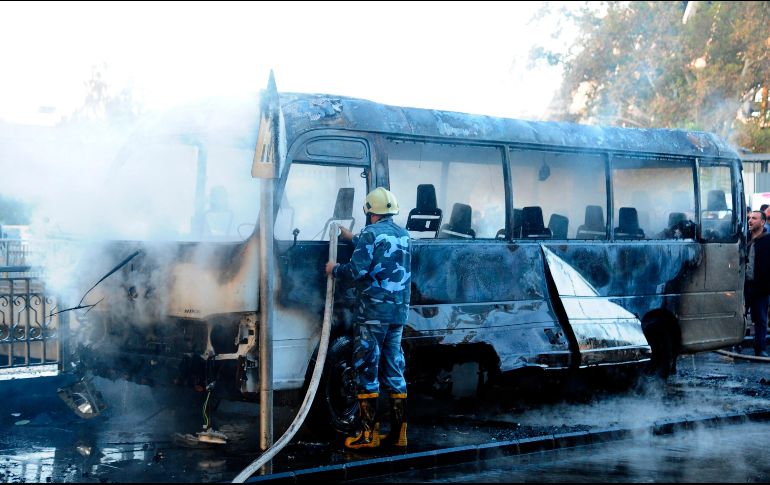 Tragedia. Así quedaron los restos del autobús atacado. EFE
