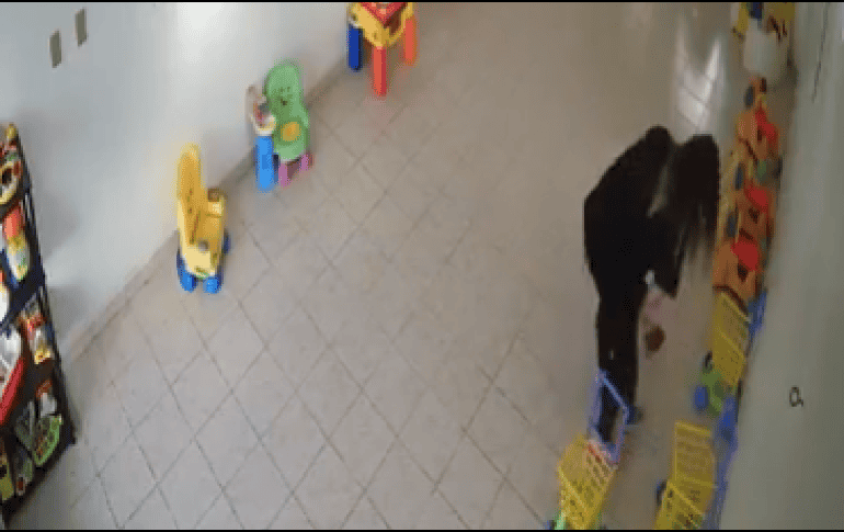 Los videos de las cámaras de seguridad muestran los abusos que viven los niños en la guardería KidZone en Monclova, Coahuila. ESPECIAL / FACEBOOK