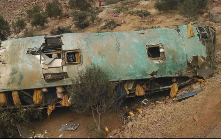 Señalan como probable causa del accidente la invasión del carril contrario por parte del chofer de la vagoneta. AP/ARCHIVO