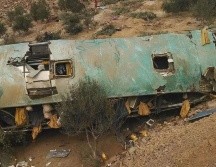 Señalan como probable causa del accidente la invasión del carril contrario por parte del chofer de la vagoneta. AP/ARCHIVO