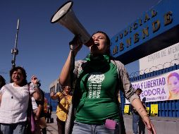 Grupos feministas protestan contra el encarcelamiento de mujeres acosadas de abortar, en San Salvador. AP/ARCHIVO