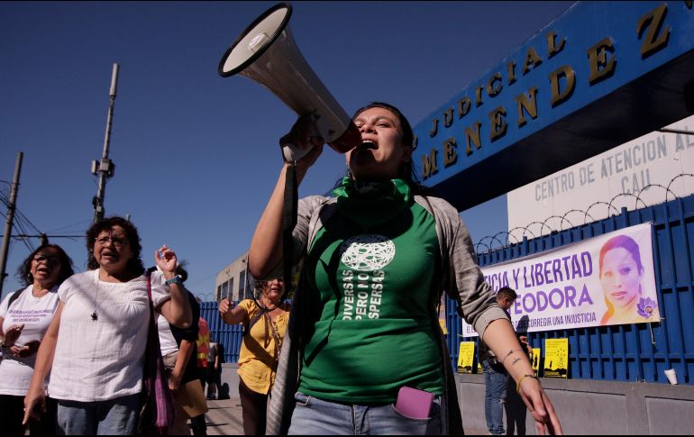 Grupos feministas protestan contra el encarcelamiento de mujeres acosadas de abortar, en San Salvador. AP/ARCHIVO
