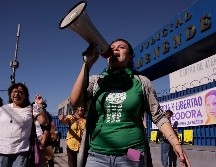 Grupos feministas protestan contra el encarcelamiento de mujeres acosadas de abortar, en San Salvador. AP/ARCHIVO