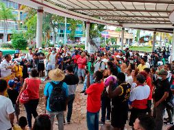 Migrantes indocumentados se réunen frente a las instalaciones del Poder Judicial de la Federación en la ciudad de Tapachula, Chiapas. EFE/J. Blanco