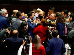 En los primeros minutos de este miércoles, diputados de Morena y sus aliados se confrontaron a gritos, empujones y hasta golpes. SUN/