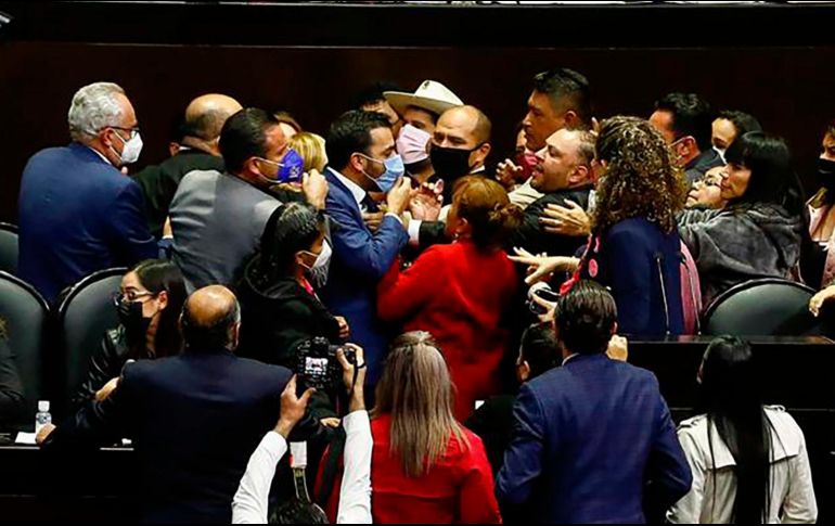 En los primeros minutos de este miércoles, diputados de Morena y sus aliados se confrontaron a gritos, empujones y hasta golpes. SUN/