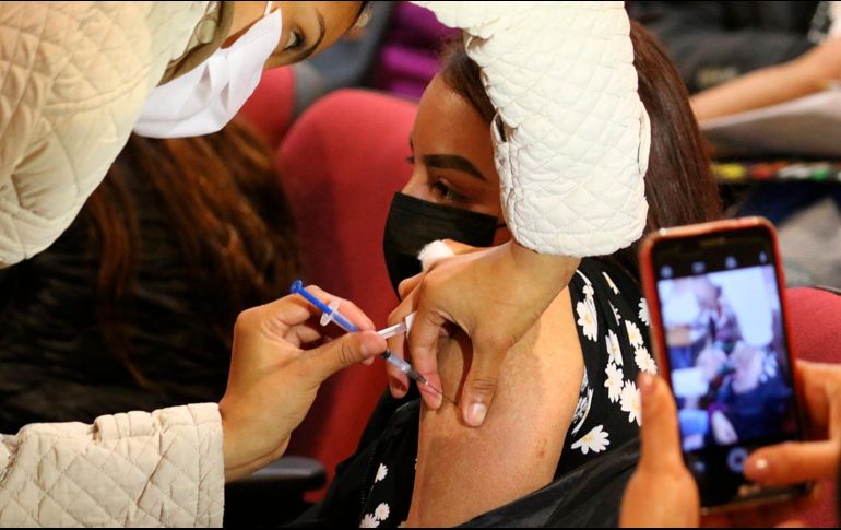 Desde el inicio de la pandemia se han recuperado tres millones 129 mil 544 personas. EFE/D. Martínez