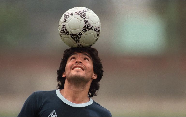 HISTÓRICO. Diego Armando Maradona debutó con 15 años en el futbol profesional, el resto es historia. AFP/ARCHIVO