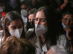Mariana Moguel, hija de Rosario Robles, llora después de conocer la resolución de no liberar a su madre. SUN/C. Mejía