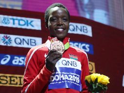 Agnes Jebet Tirop durante la ceremonia de entrega de una medalla REUTERS / ARCHIVO