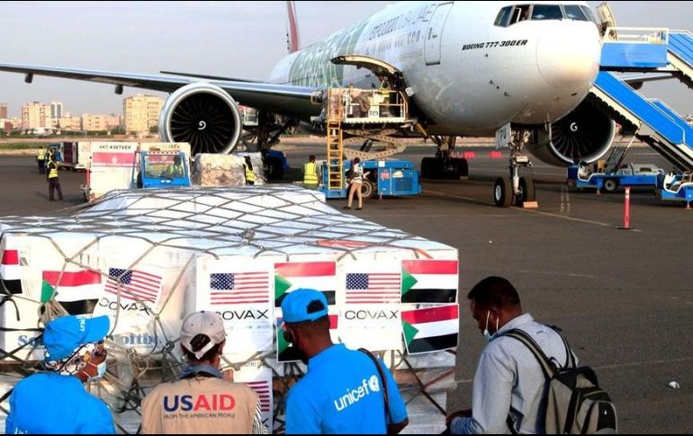 Un envío de vacunas contra la covid del mecanismo Covax aterrizó en Sudán a principios de octubre. AFP
