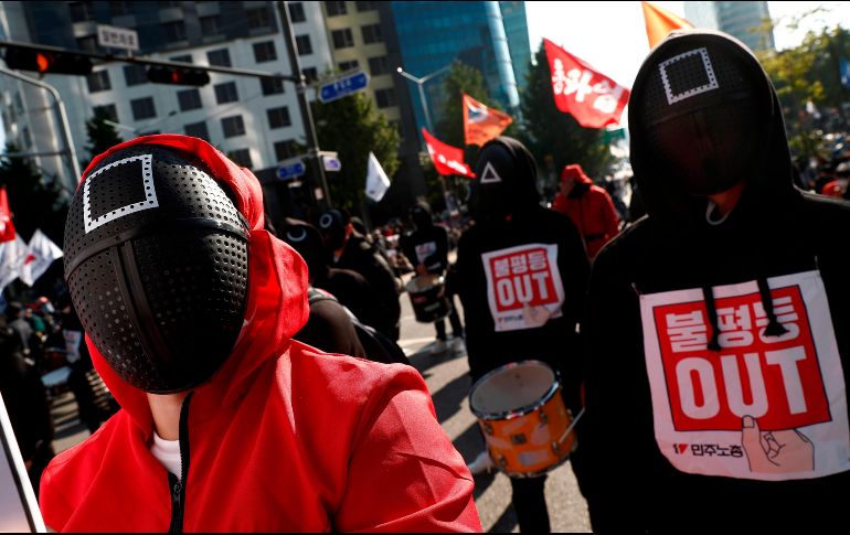 Un gran grupo de al menos 800 mil personas del sindicato en 13 ciudades distintas acudieron el miércoles a protestar por mejores condiciones laborales para trabajadores irregulares. EFE / J. Heon-Kyon