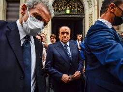 Berlusconi (c) ingresó a la política hace tres décadas, formando su partido derechista Forza Italia, y fue primer ministro por tres periodos. AP/ARCHIVO