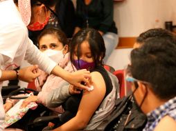 Personal de salud aplica la vacuna anticovid a jóvenes menores de 17 años en el Hospital del Niño DIFH, en Pachuca, Hidalgo. EFE/D. Martínez