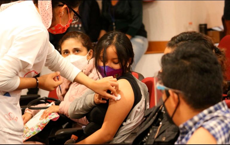 Personal de salud aplica la vacuna anticovid a jóvenes menores de 17 años en el Hospital del Niño DIFH, en Pachuca, Hidalgo. EFE/D. Martínez