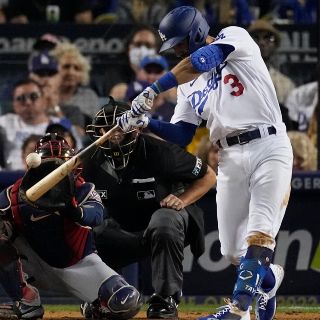 Taylor pega 3 jonrones y Dodgers sobreviven ante Bravos